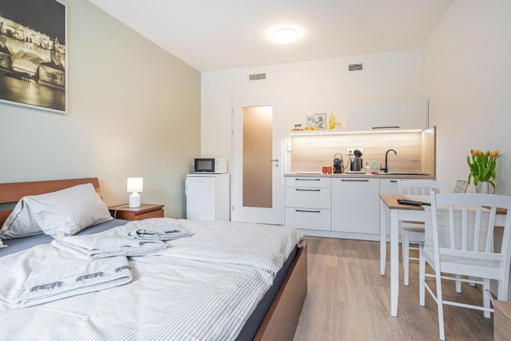 On-site Free Parking, 12 To Min Centre, Supermarket * Praga