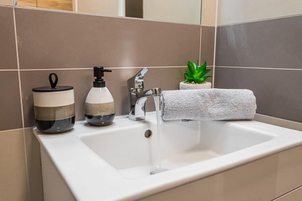 On-site Free Parking, 12 To Min Centre, Supermarket Praga