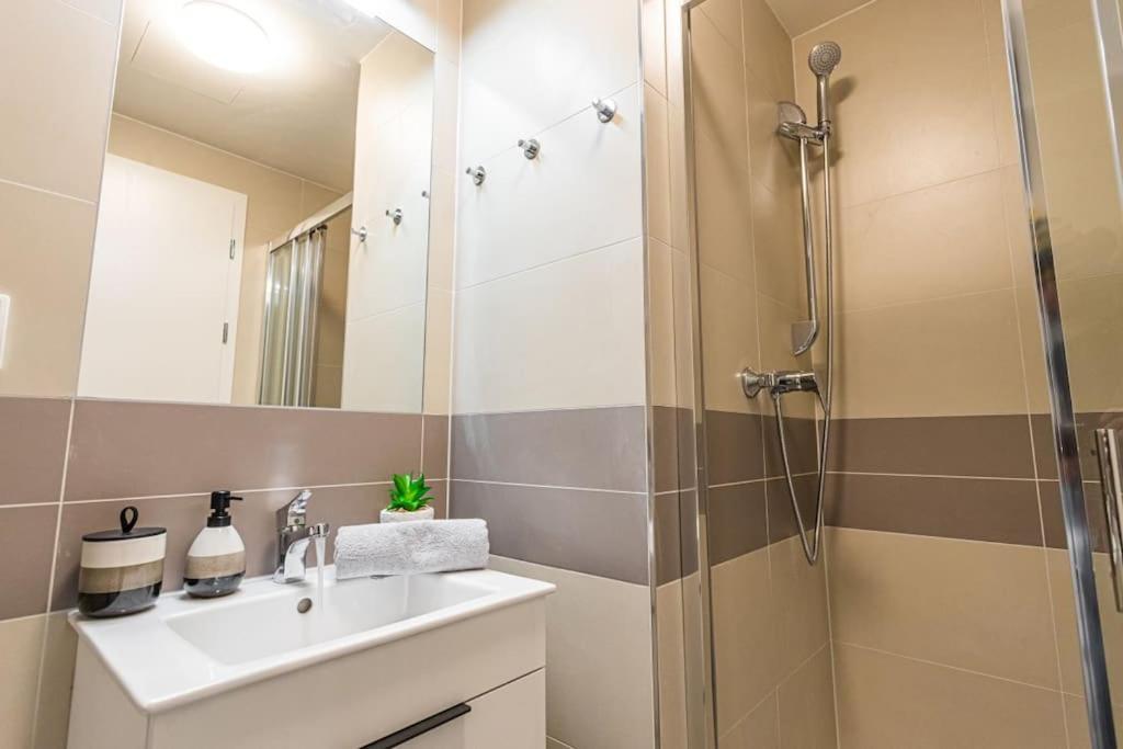Apartamento On-site Free Parking, 12 To Min Centre, Supermarket